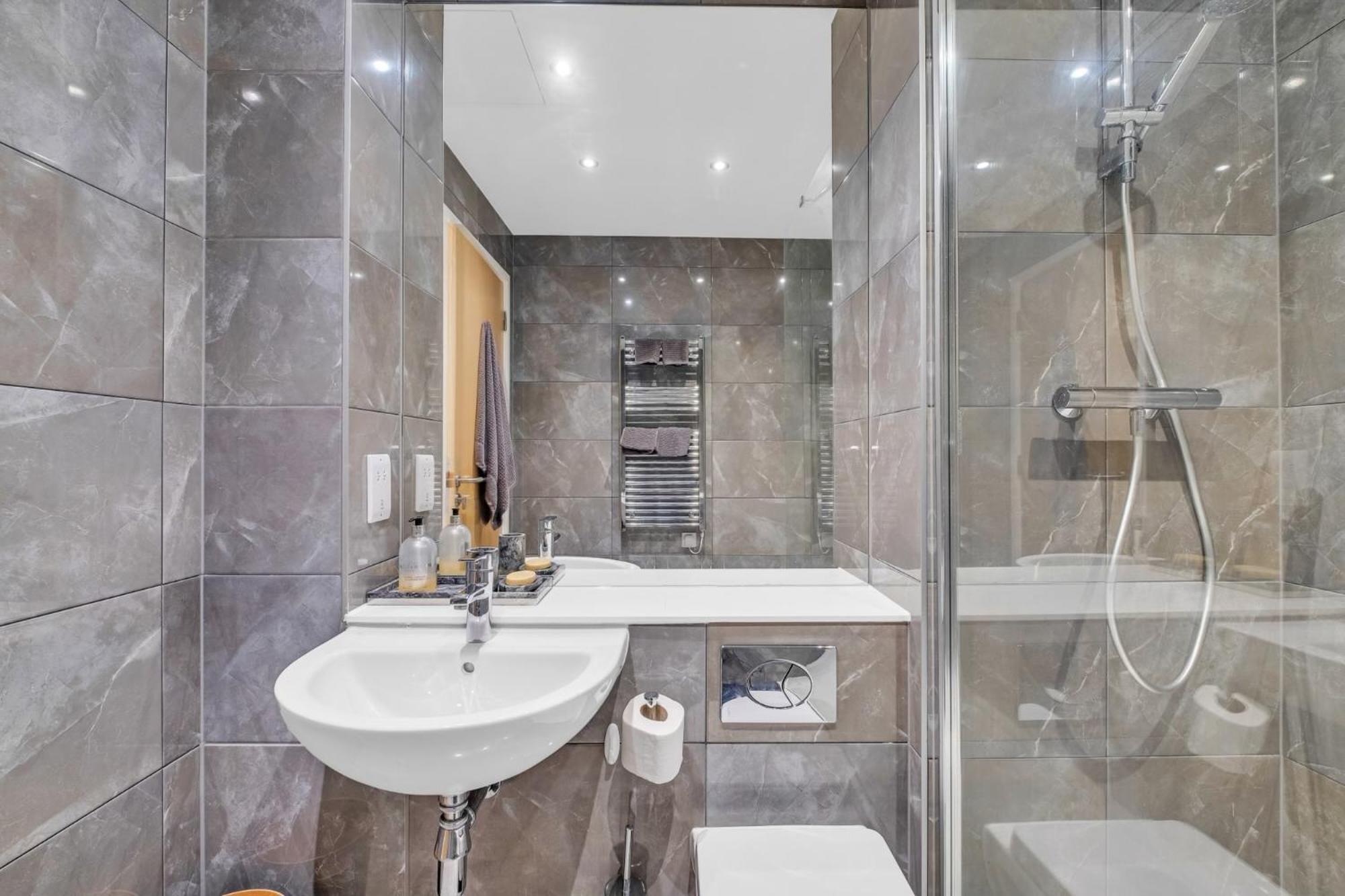 Luxurious & Glamorous Centrally Located 2 Bedroom 2 Bathroom Apartment - Central Birmingham - Secure Parking - Netflix Экстерьер фото