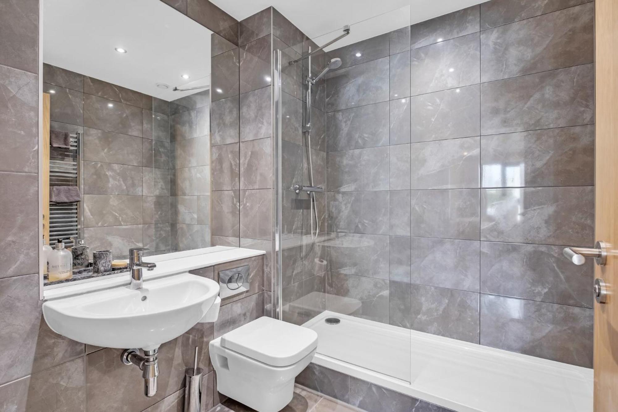 Luxurious & Glamorous Centrally Located 2 Bedroom 2 Bathroom Apartment - Central Birmingham - Secure Parking - Netflix Экстерьер фото