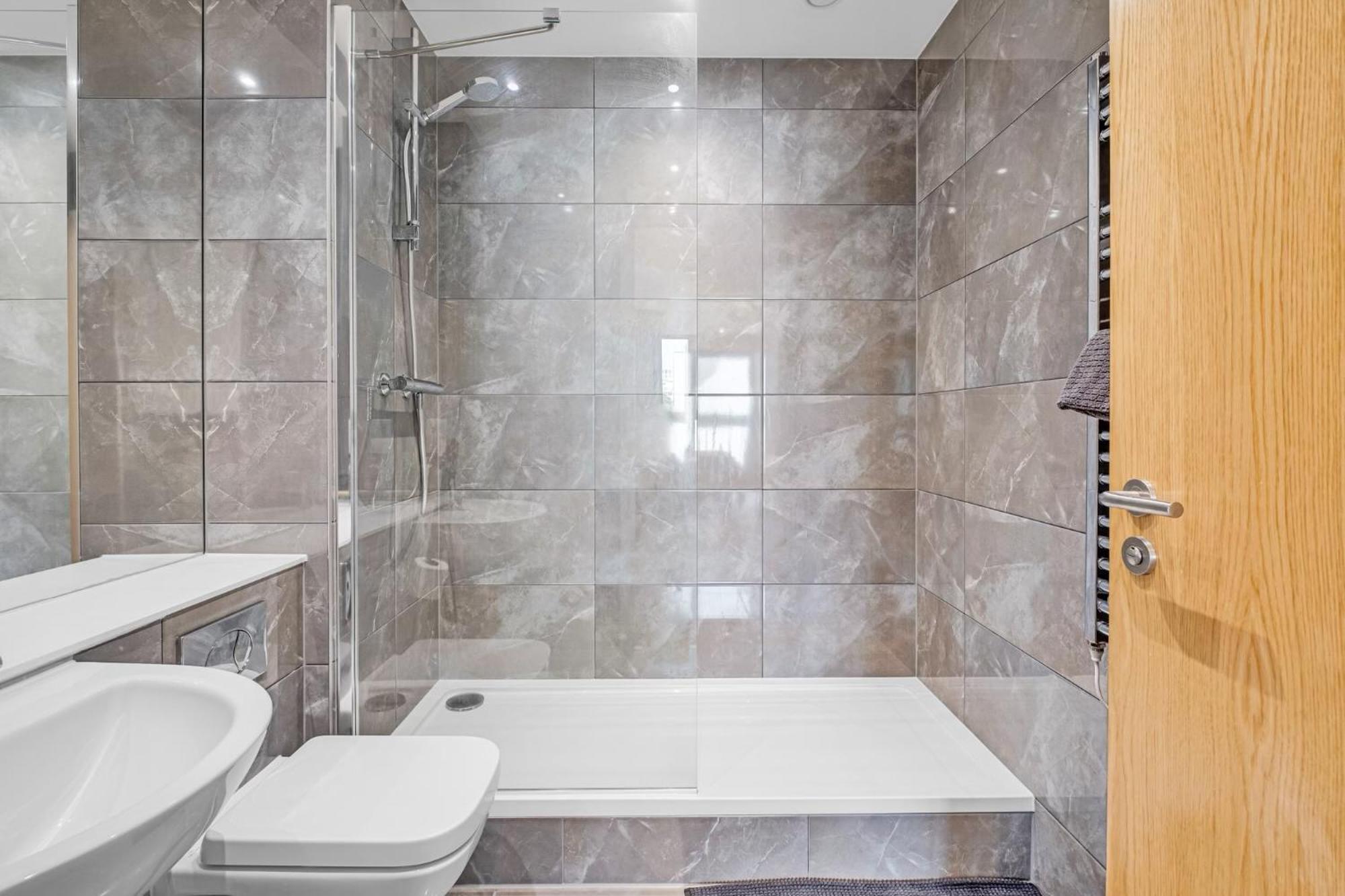 Luxurious & Glamorous Centrally Located 2 Bedroom 2 Bathroom Apartment - Central Birmingham - Secure Parking - Netflix Экстерьер фото